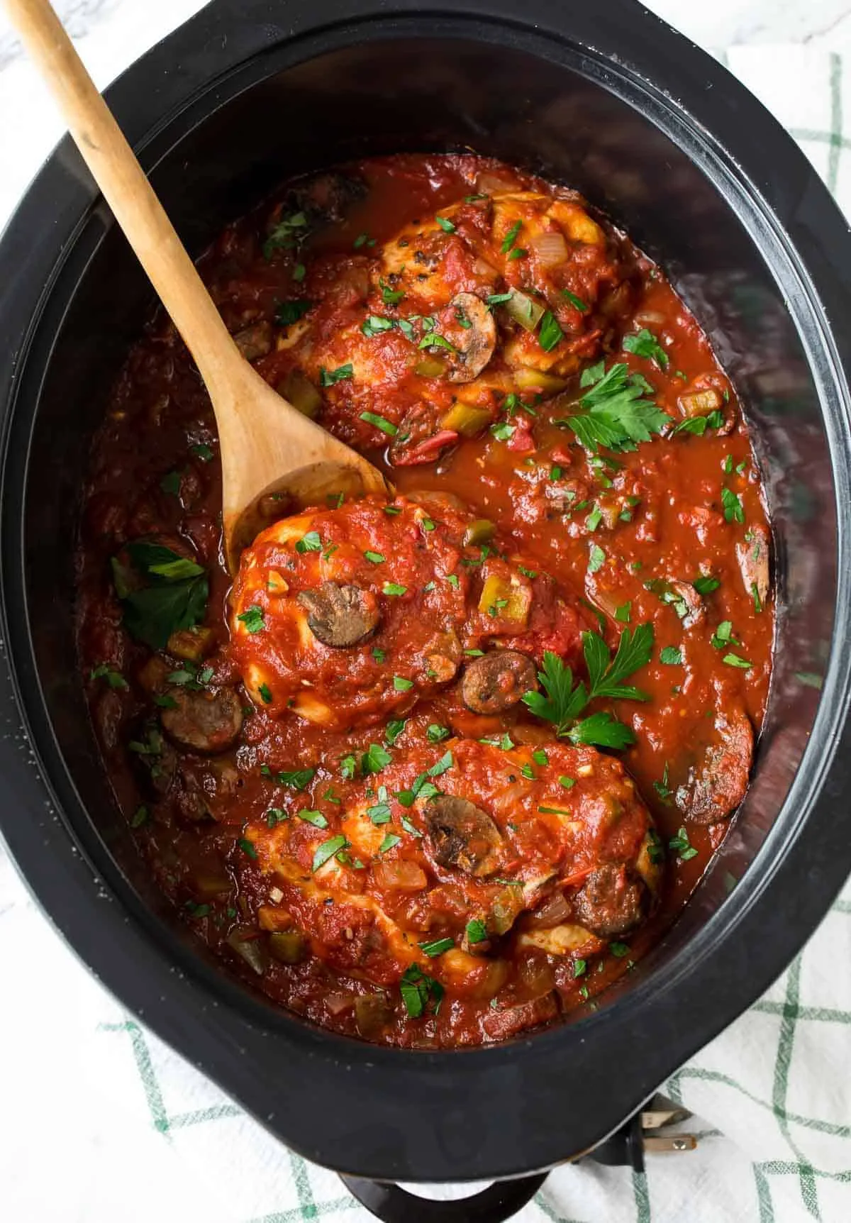 Tender chicken cacciatore with tomatoes, peppers, and herbs in a slow cooker